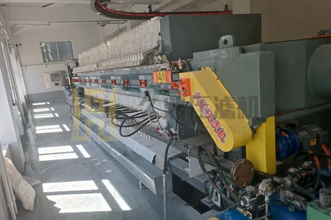 遼寧省150平方翻板式壓濾機(jī)使用現(xiàn)場(chǎng)