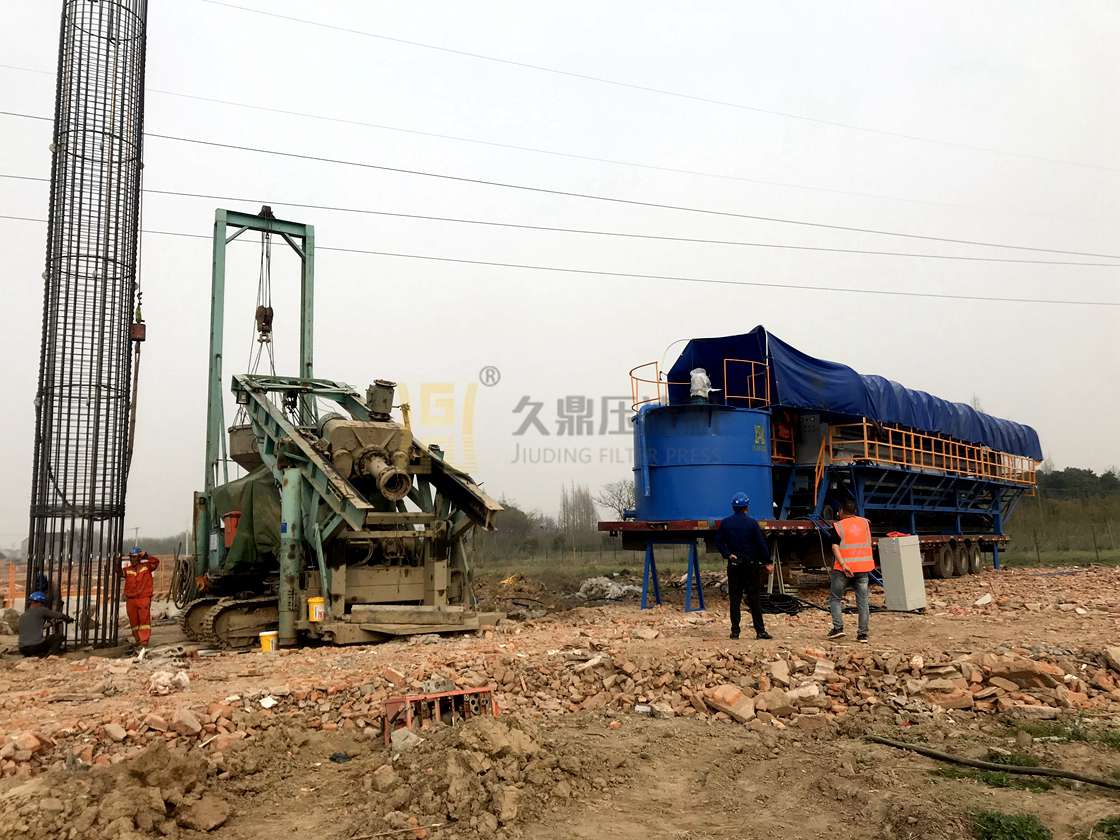 某打樁泥漿現(xiàn)場，使用1臺500平方車載壓濾機.jpg